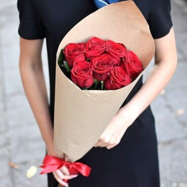 Raudonų rožių laiškelis gėlių puokštės