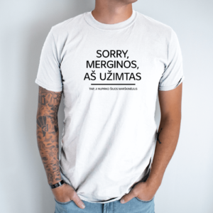 balta-unisex-marskineliai-su-spauda-sorry-merginos-as-uzimtas-2