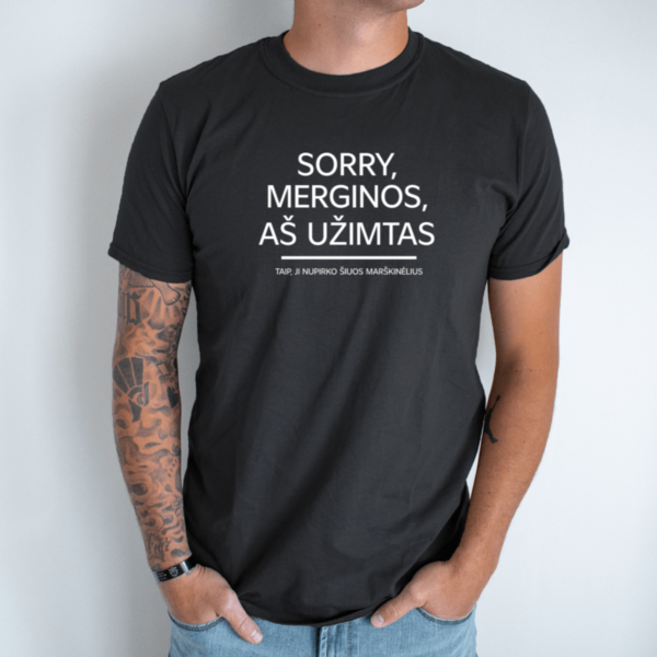 juoda-unisex-marskineliai-su-spauda-sorry-merginos-as-uzimtas