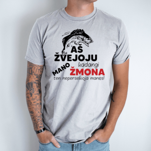 pilka-vyriski-marskineliai-zvejyboje-zmona-nepersekioja