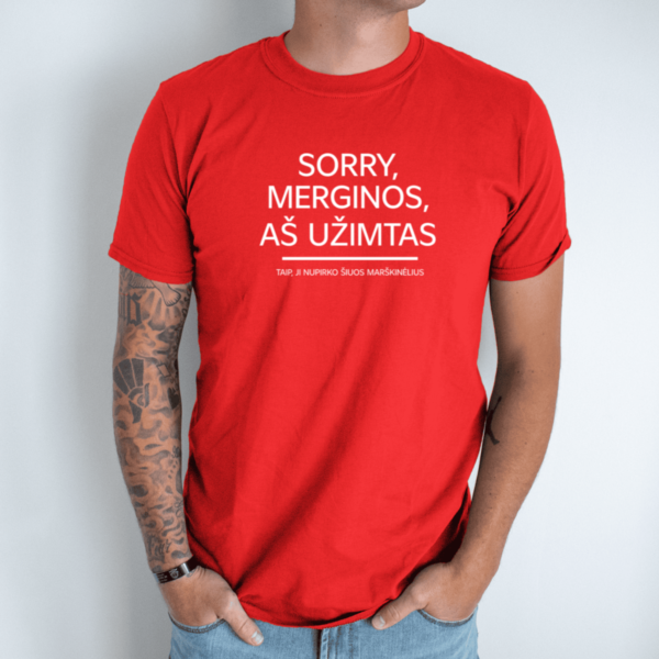 raudona-unisex-marskineliai-su-spauda-sorry-merginos-as-uzimtas