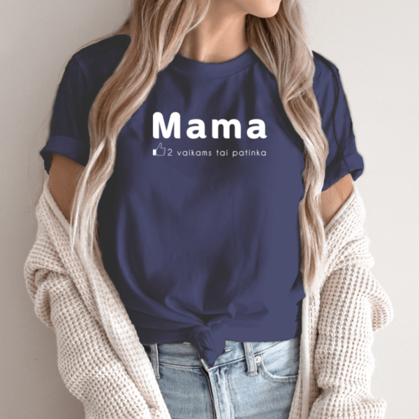 tamsiai-melyna-unisex-marskineliai-su-spauda-patinka-mama