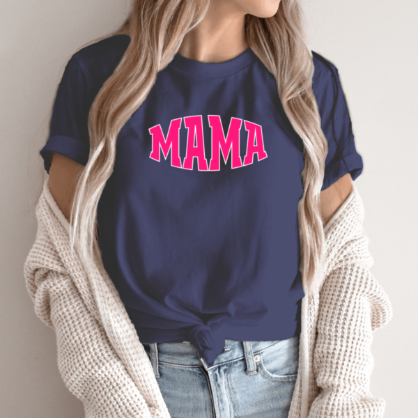 tamsiai-melyna-unisex-marskineliai-su-spauda-rozine-mama