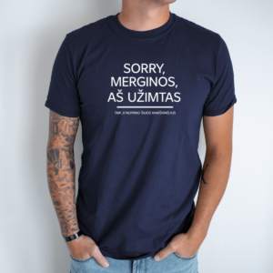 tamsiai-melyna-unisex-marskineliai-su-spauda-sorry-merginos-as-uzimtas