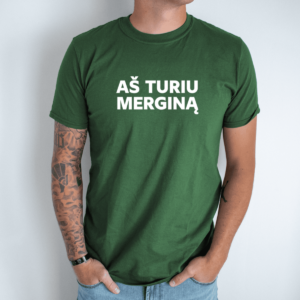 tamsiai-zalia-unisex-marskineliai-su-spauda-as-turiu-mergina