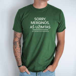 tamsiai-zalia-unisex-marskineliai-su-spauda-sorry-merginos-as-uzimtas