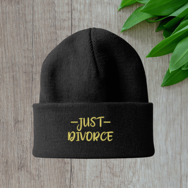 grey-ziemine-kepure-just-divorce