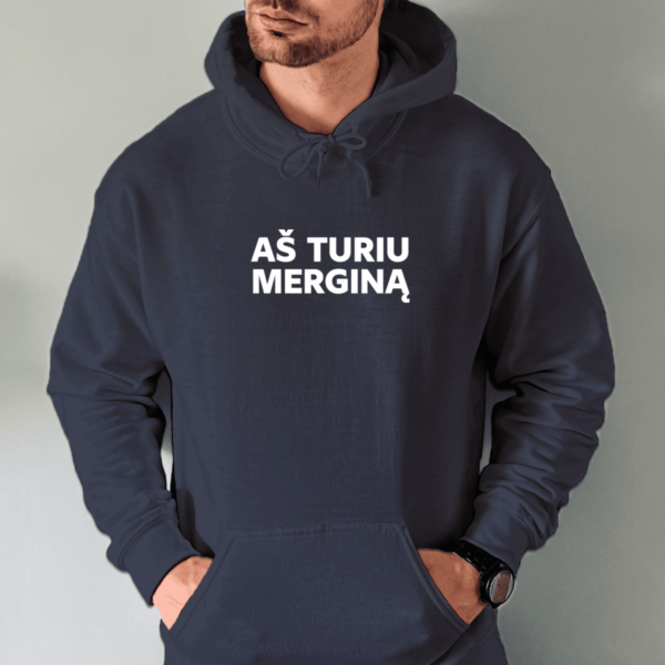 tamsiai-melyna-unisex-dzemperis-su-spauda-as-turiu-mergina